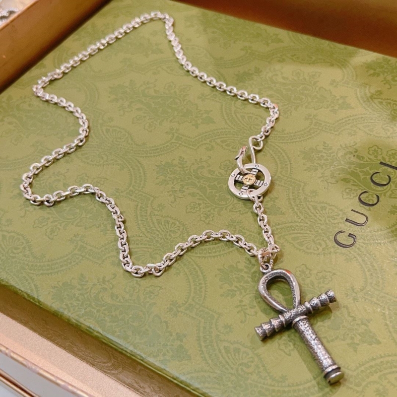 G*u*i necklaces